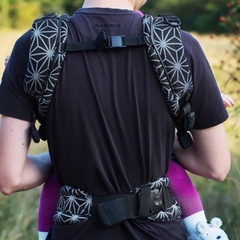 Moisha-grow-rostoucí-nositko-black-detail